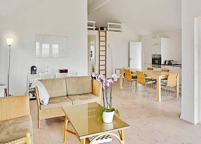 8 Person In Nysted-by Traum