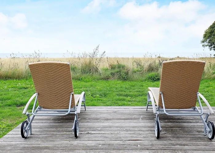 8 Person In Nysted-by Traum